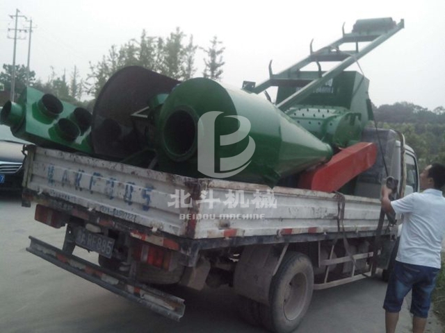 秸稈粉碎機正在裝車固定,發往吉林地區